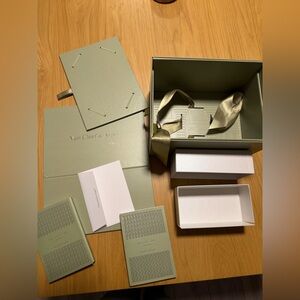 Van Cleef & Arpels Luxurious Green and White Packaging Set